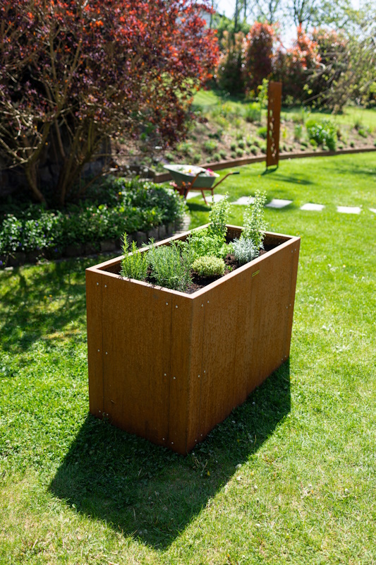 Hochbeet aus Cortenstahl im Garten