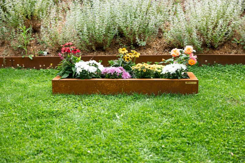 Pflanzrahmen aus Cortenstahl im Garten