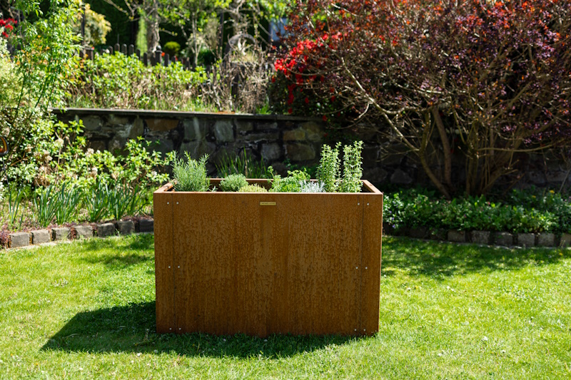 Hochbeet aus Cortenstahl im Garten