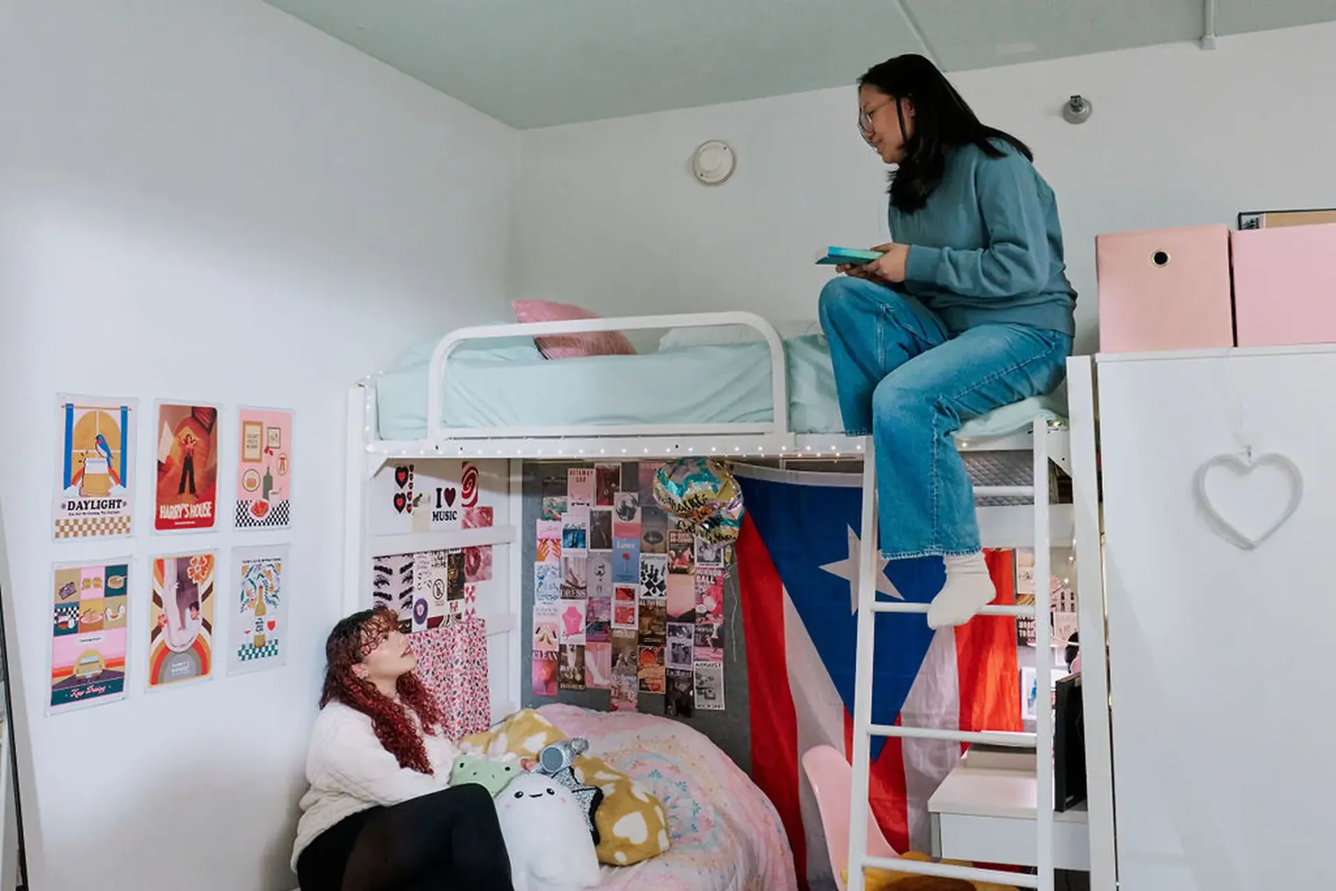 Two EF Academy students sitting on their dorm room beds and chatting