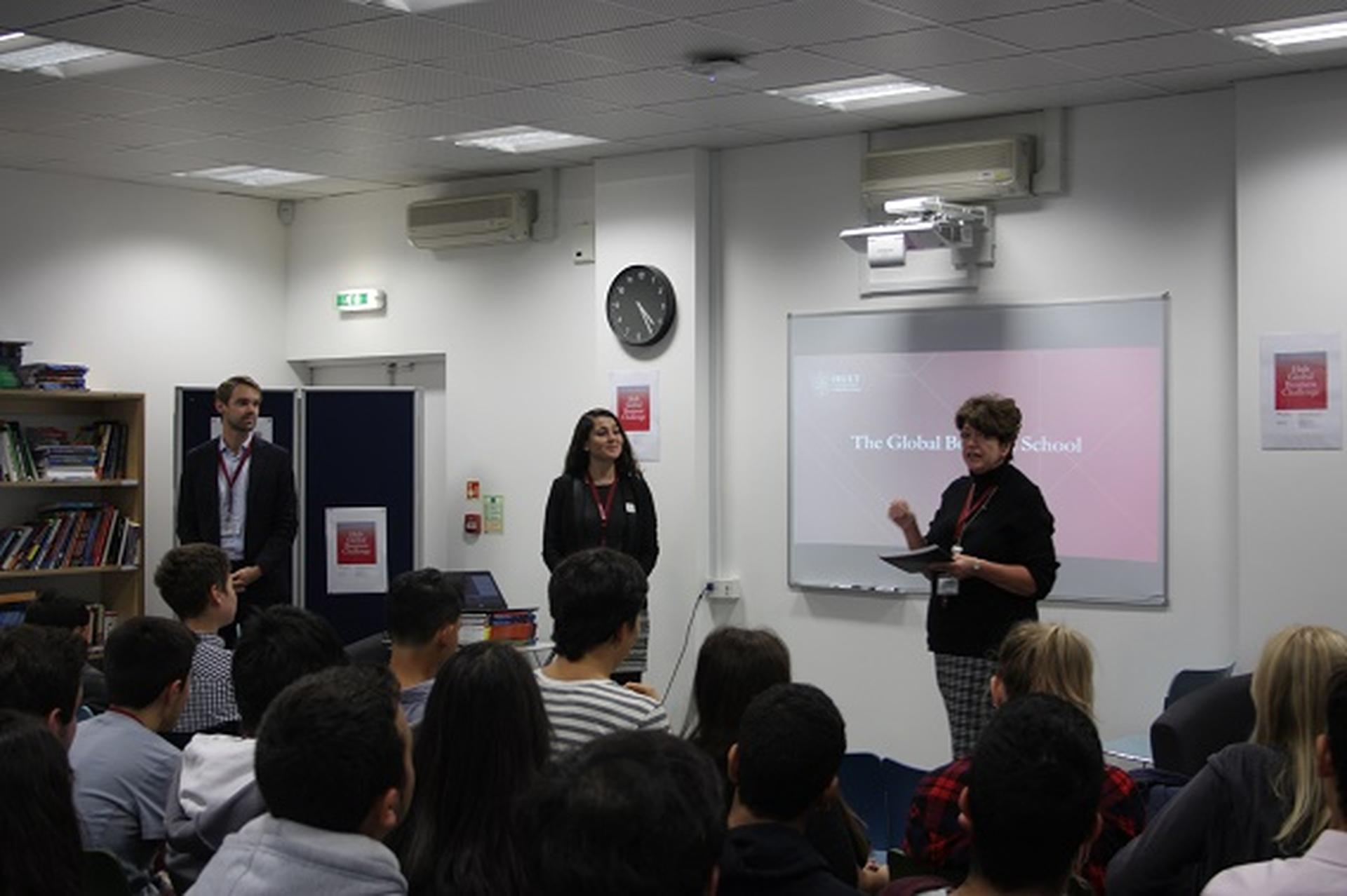 Visita y desafío de la Hult Business School