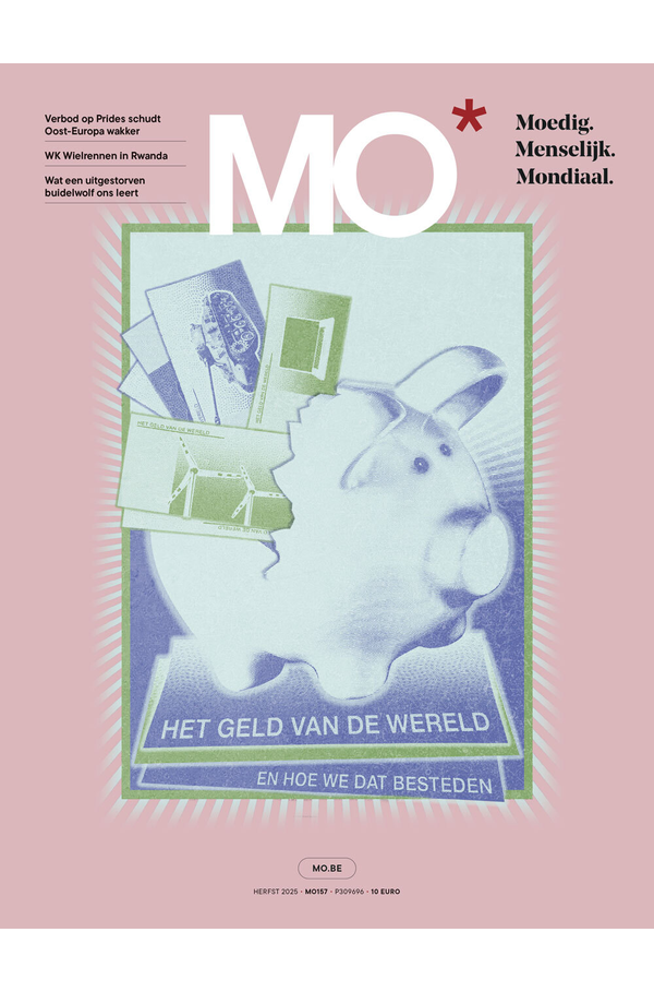 Magazine cover with collage of a piggy bank and currency, featuring the title "Het Geld van de Wereld" and text in Dutch on a pink background.