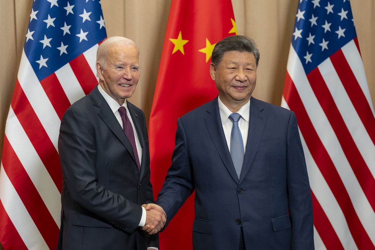 Toenmalig VS-president Joe Biden (links) schudt de hand van Chinees president Xi Jinping (rechts). Foto van eind 2024.