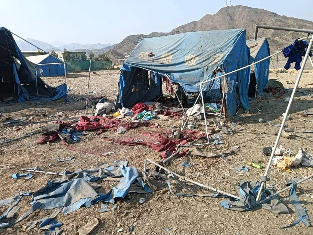 Vernietigde tenten op een markt na beschietingen in Torkham