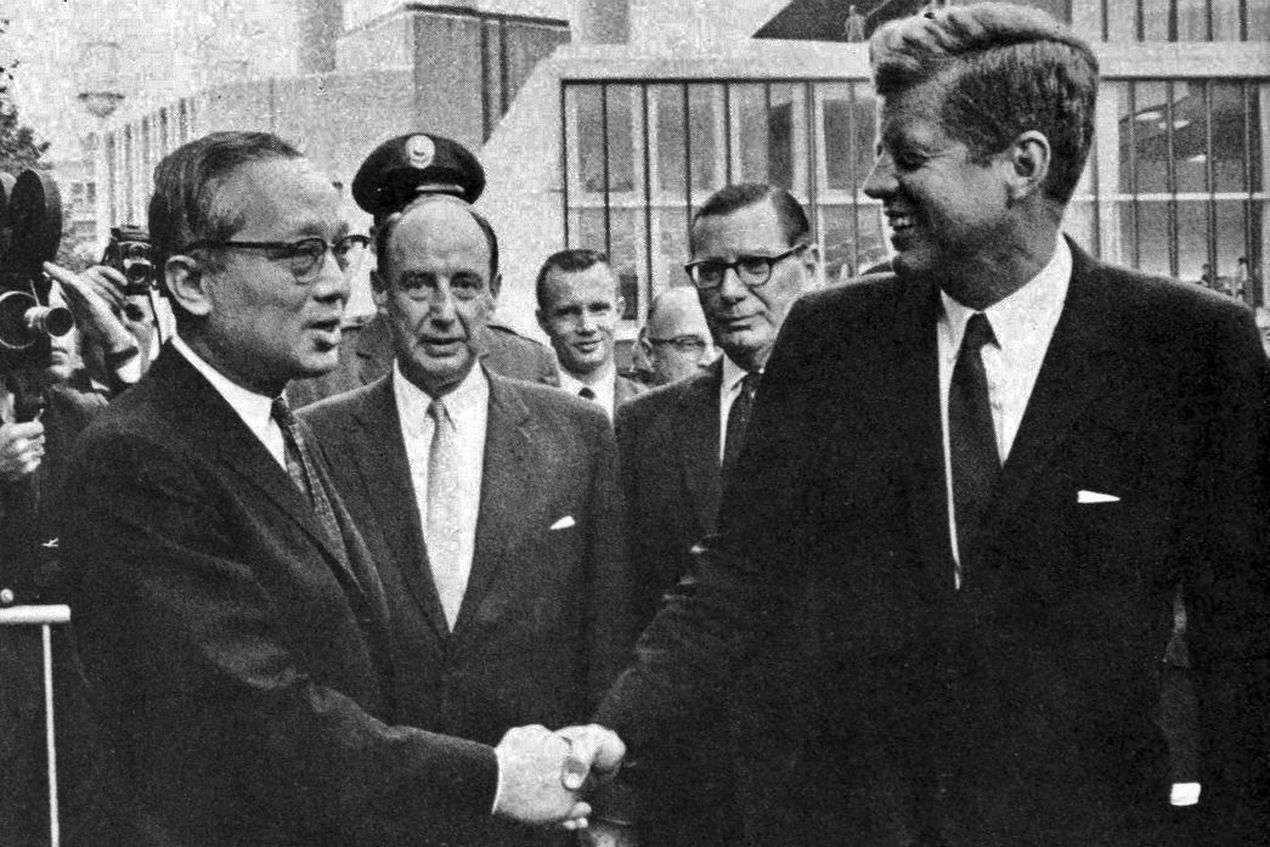 U Thant en de Amerikaanse president John F. Kennedy schudden elkaar de hand na een bezoek aan het VN-hoofdkwartier in 1961.