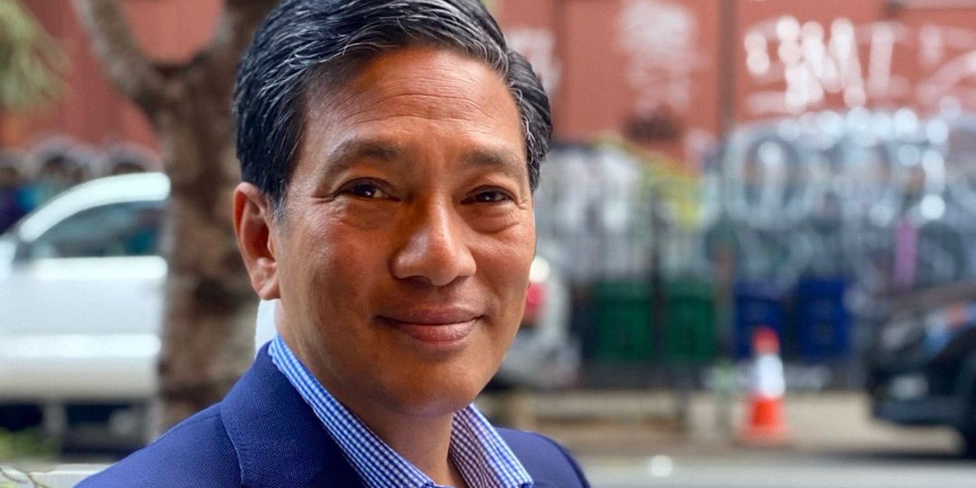 Portretfoto van de Myanmarese historicus en auteur Thant Myint-U op straat.