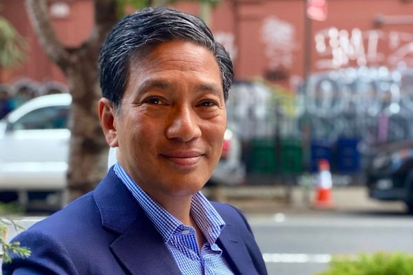 Portretfoto van de Myanmarese historicus en auteur Thant Myint-U op straat.