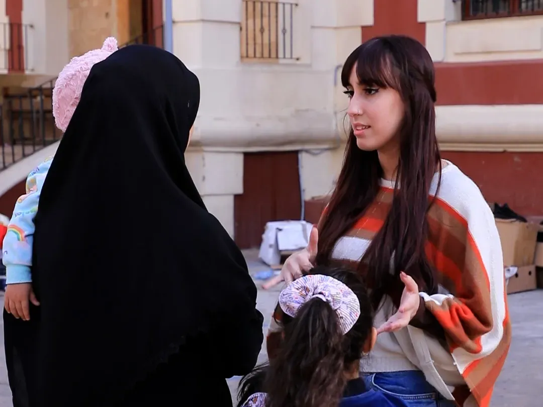 twee vrouwen praten met elkaar