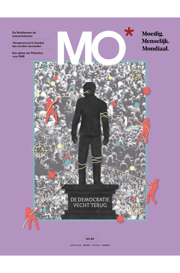 Cover of MO* magazine with a large statue, colorful figures, and text "De democratie vecht terug" on a purple background.