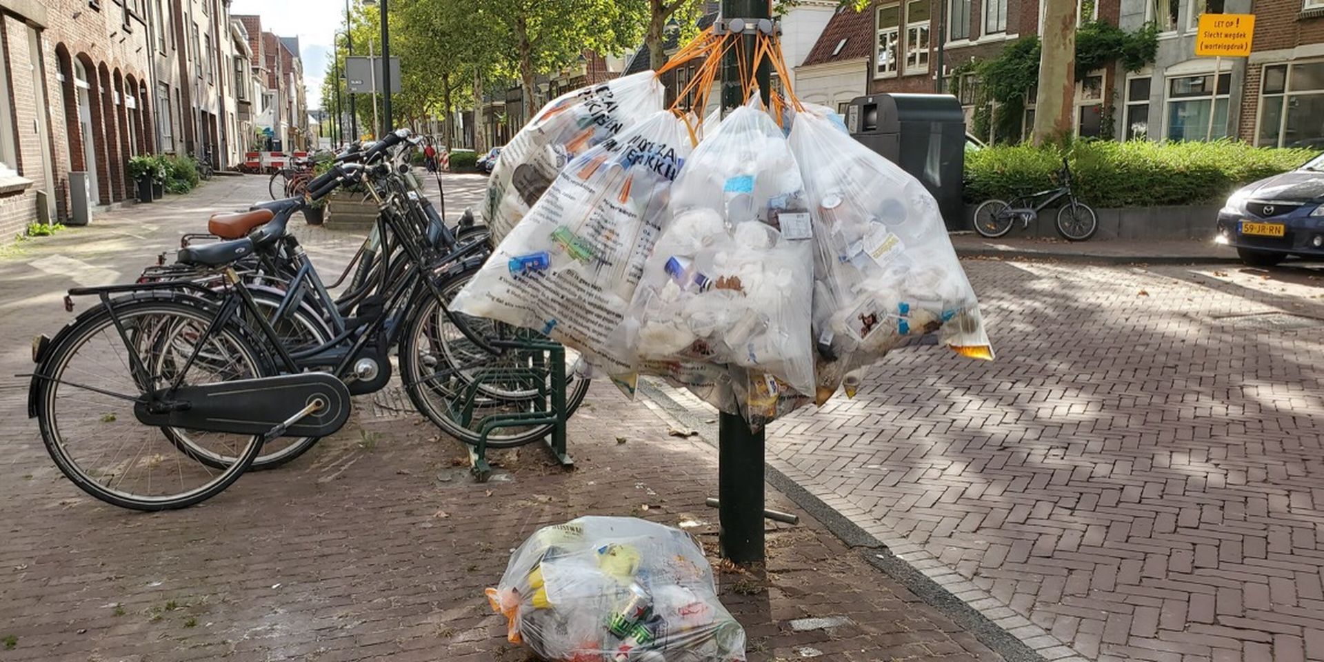 afvalzakken aan een paal