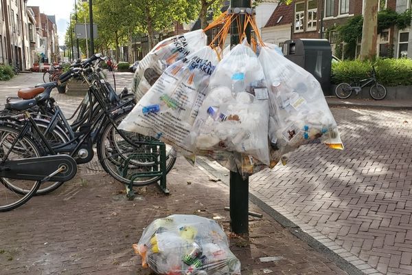 afvalzakken aan een paal