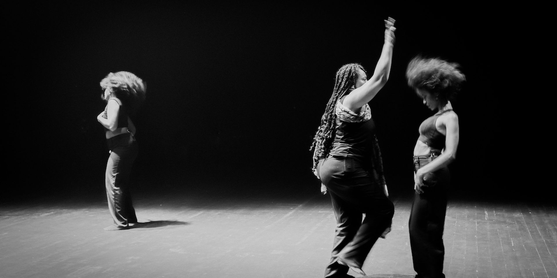 Dansers op een podium