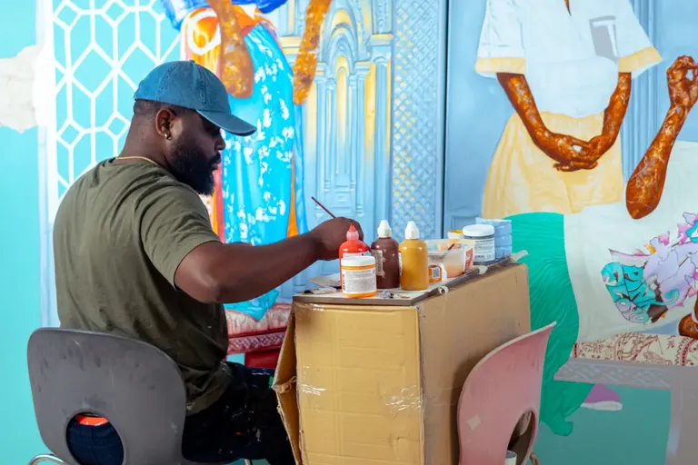 Hilary Balu aan het werk aan zijn schilderij 'La promesse du vide'