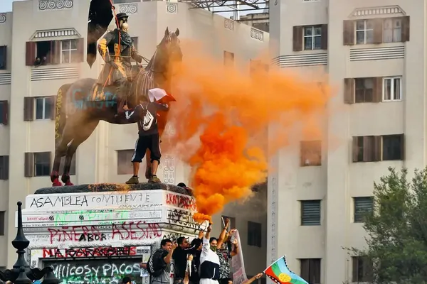 Een met graffiti beklad standbeeld van de Chileense president Pinochet