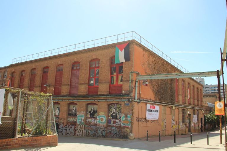 Het historische gebouw waarin Top Manta en andere sociaal-economische initiatieven gevestigd zijn, was ooit een groot textielbedrijf van de familie Batlló.