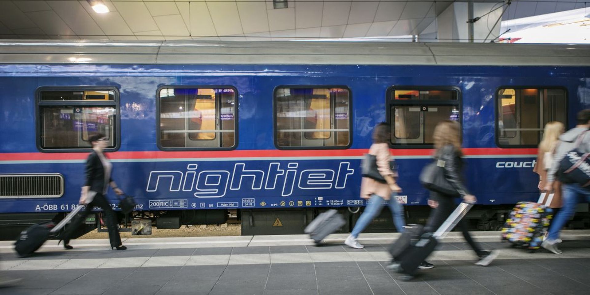 Een nachttrein in een station