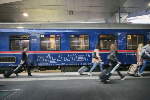 Een nachttrein in een station