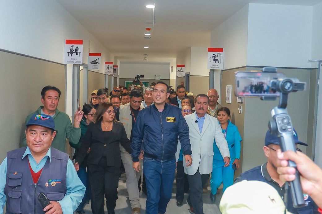 De nieuwe Peruaanse president José Jerí bezoekt het nieuwe ziekenhuis van Coracora.