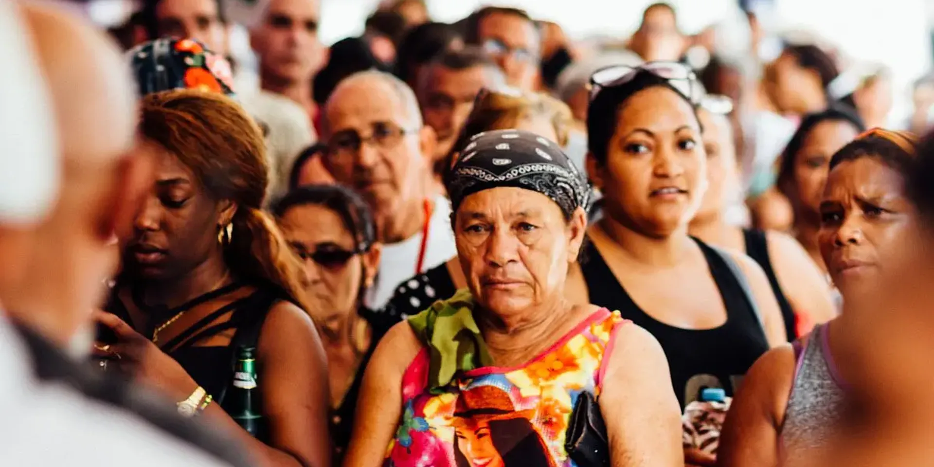 Cubanen staan in de rij ergens aan te schuiven.