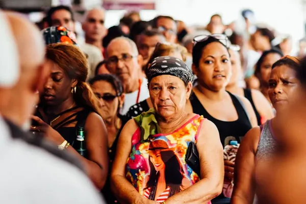Cubanen staan in de rij ergens aan te schuiven.