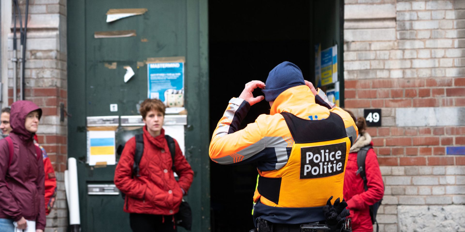 Een agent zet zijn muts goed