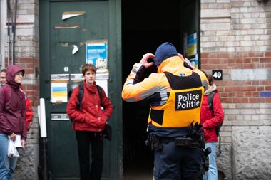 Een agent zet zijn muts goed