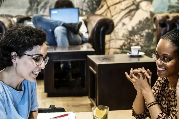 Dubbelportret met Nadia Fadil (l) en Nadia Nsayi (r)