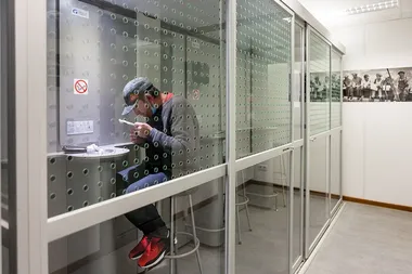 Een verslaafde man bereid zijn dosis drugs in een speciale gebruikersruimte