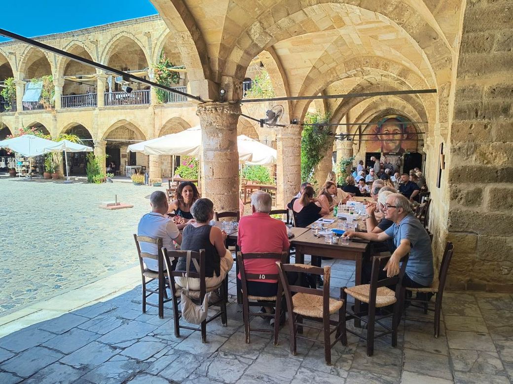 De deelnemers drinken samen koffie in de Büyük Han