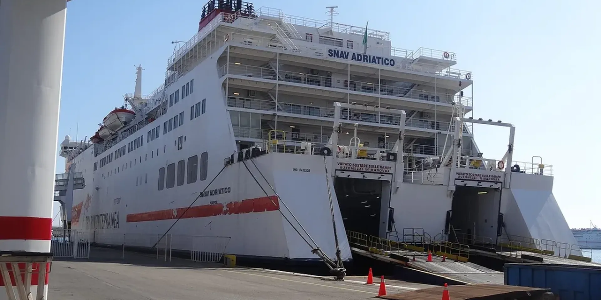 Een ferry aan de kade in Barcelona