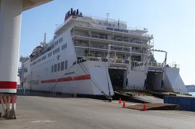 Een ferry aan de kade in Barcelona