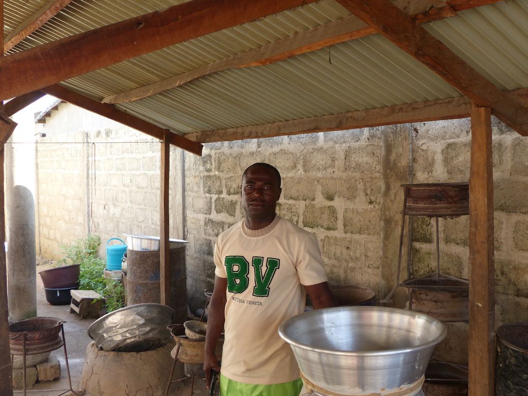 Man in maniokfabriek