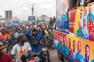 Supporters van de Congolese nationale ploeg kijken naar een bus