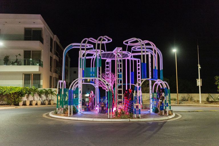 Dakar Paviljoen, installatie op een rotonde in Dakar