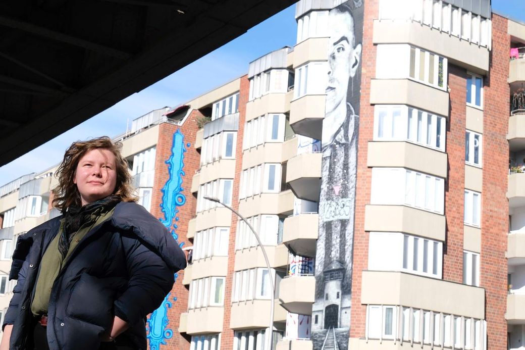 een vrouw voor een appartementsgebouw