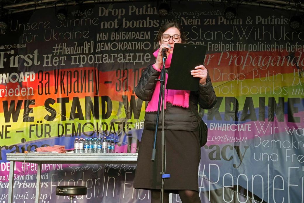 een vrouw geeft een toespraak