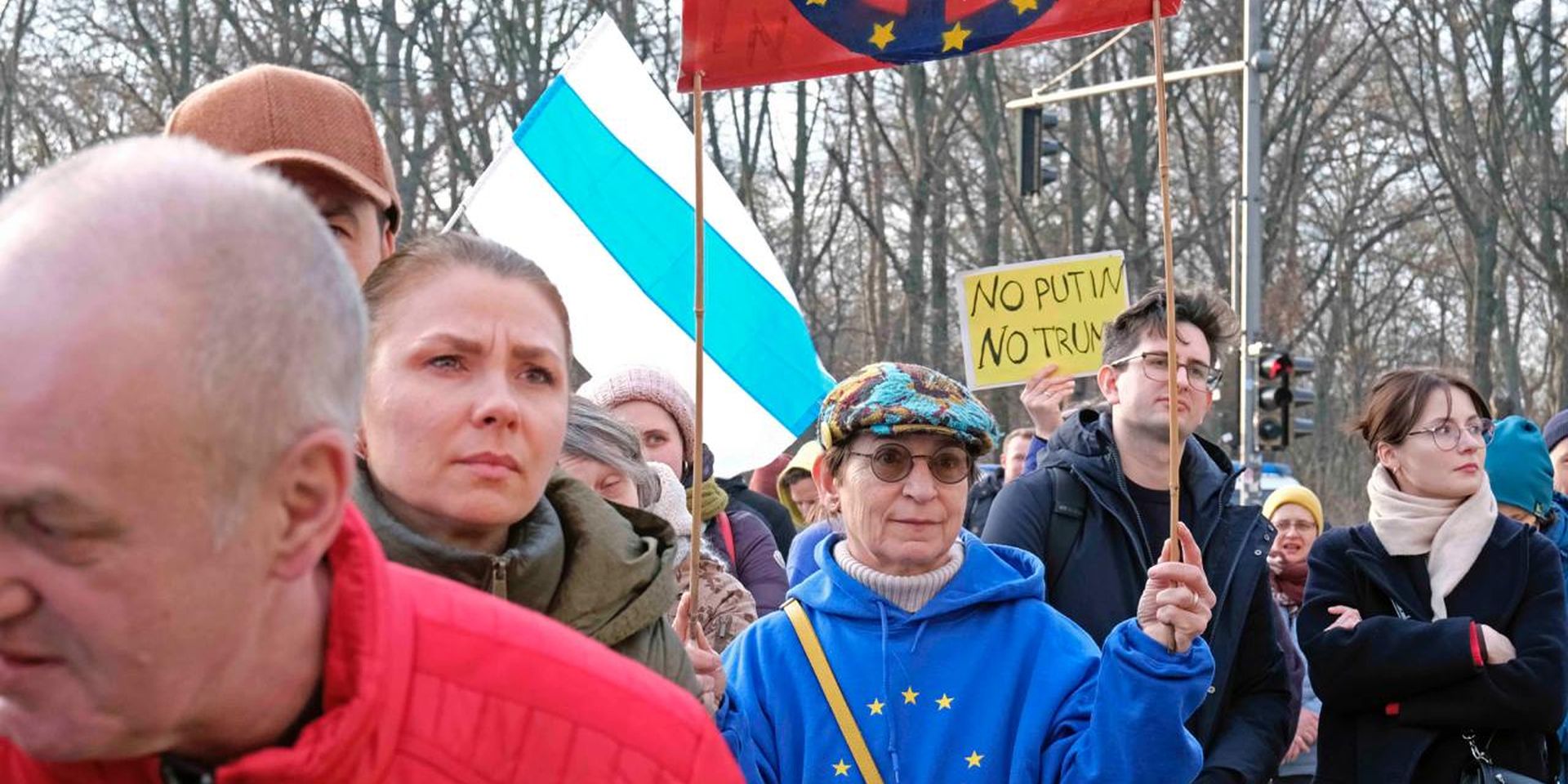 Demonstranten met Europese vlag en Russische oppositievlag