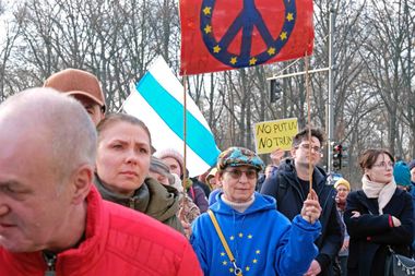 Demonstranten met Europese vlag en Russische oppositievlag