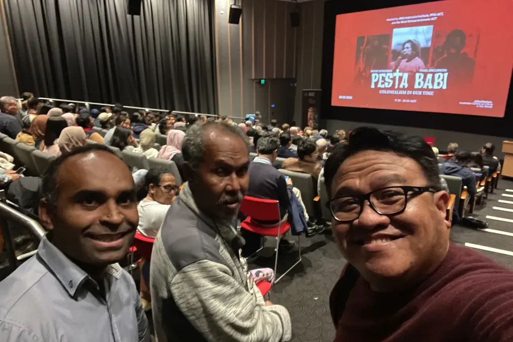 Co-regisseur Dandhy Laksono neemt een selfie tijdens een openbare vertoning van de documentaire ‘Pesta Babi’