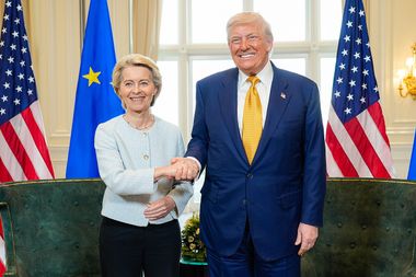 Meeting_between_Ursula_von_der_Leyen,_President_of_the_EC,_and_Donald_Trump,_President_of_the_United_States_-_2025_(1)