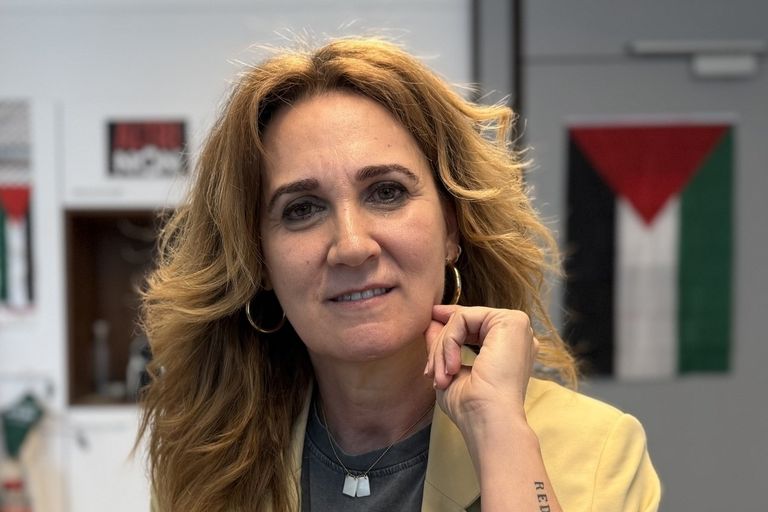 een vrouw met in de achtergrond de Palestijnse vlag