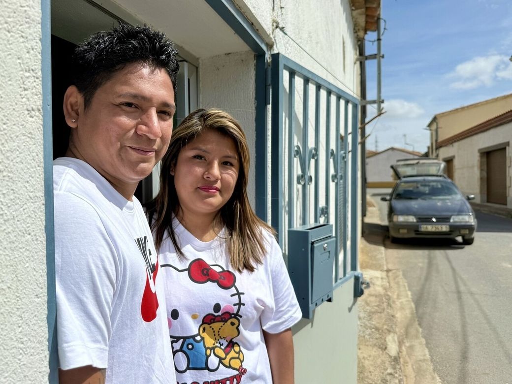 Een Peruaans koppel voor hun woning in een Spaans dorp