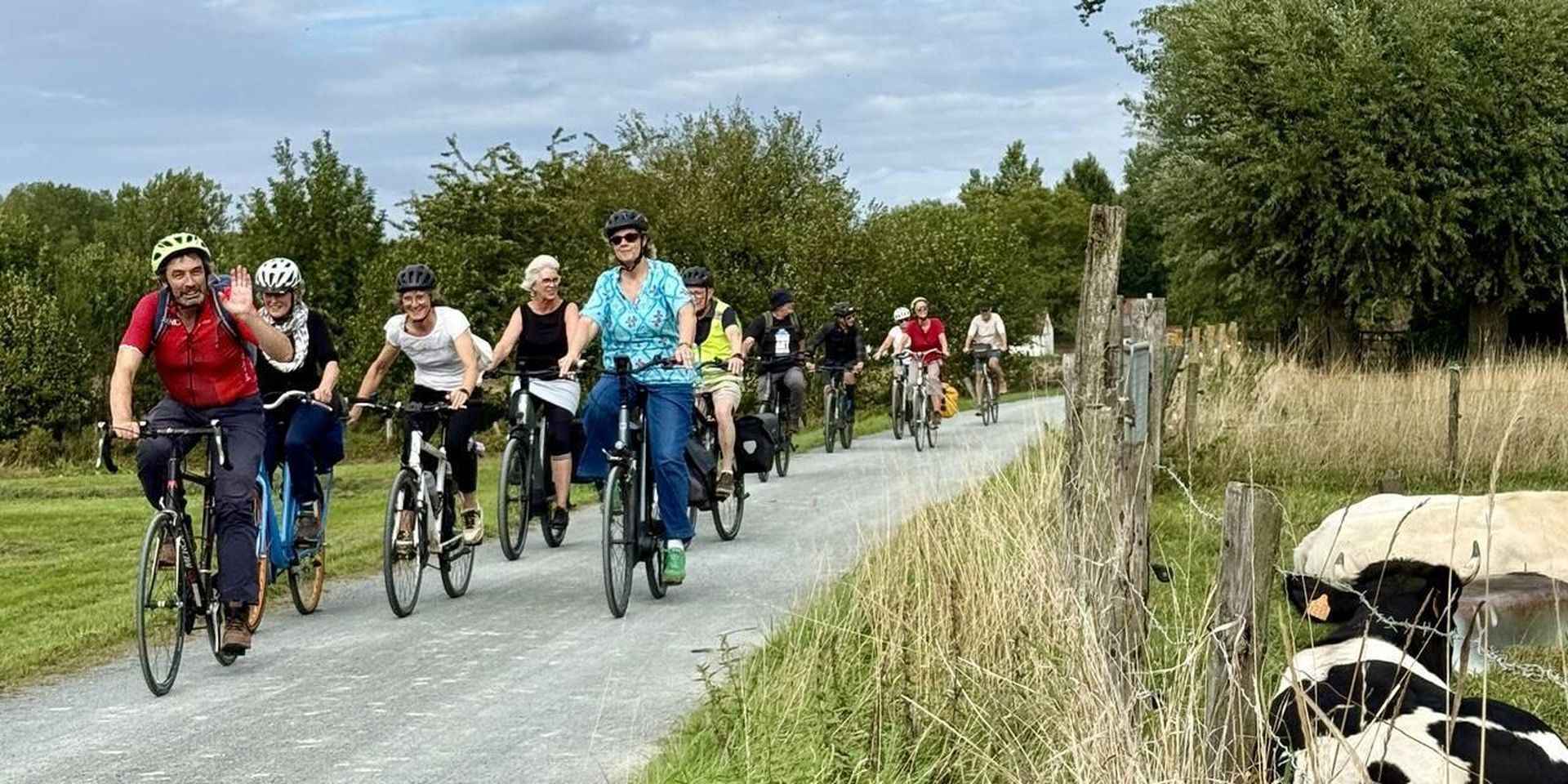 fietsers op een grindweg
