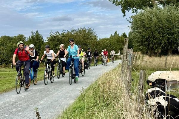 fietsers op een grindweg
