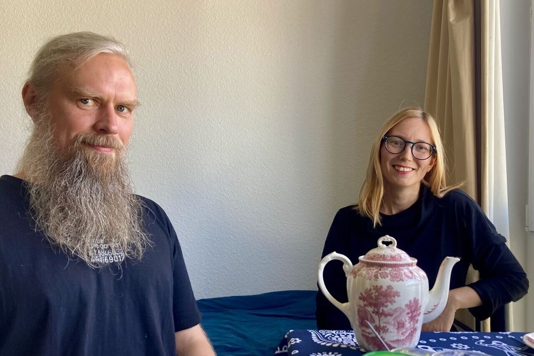 een man en een vrouw bij een theepot