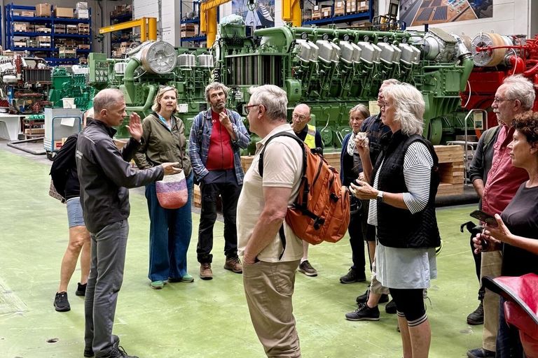een groep mensen in een fabriek