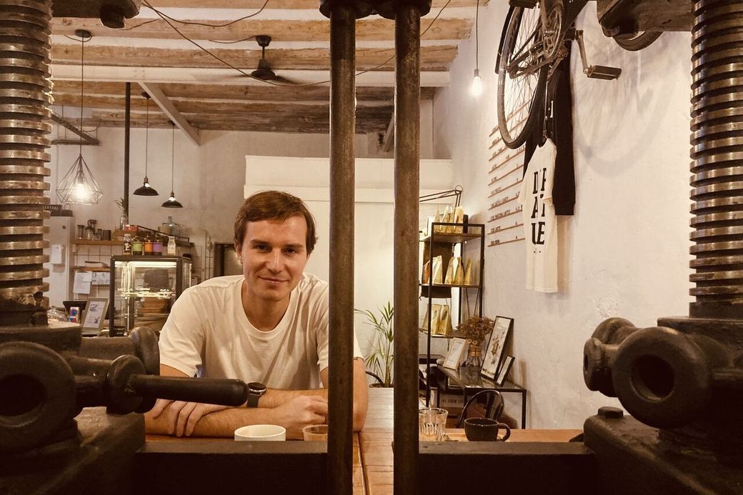 een man in een koffiebar
