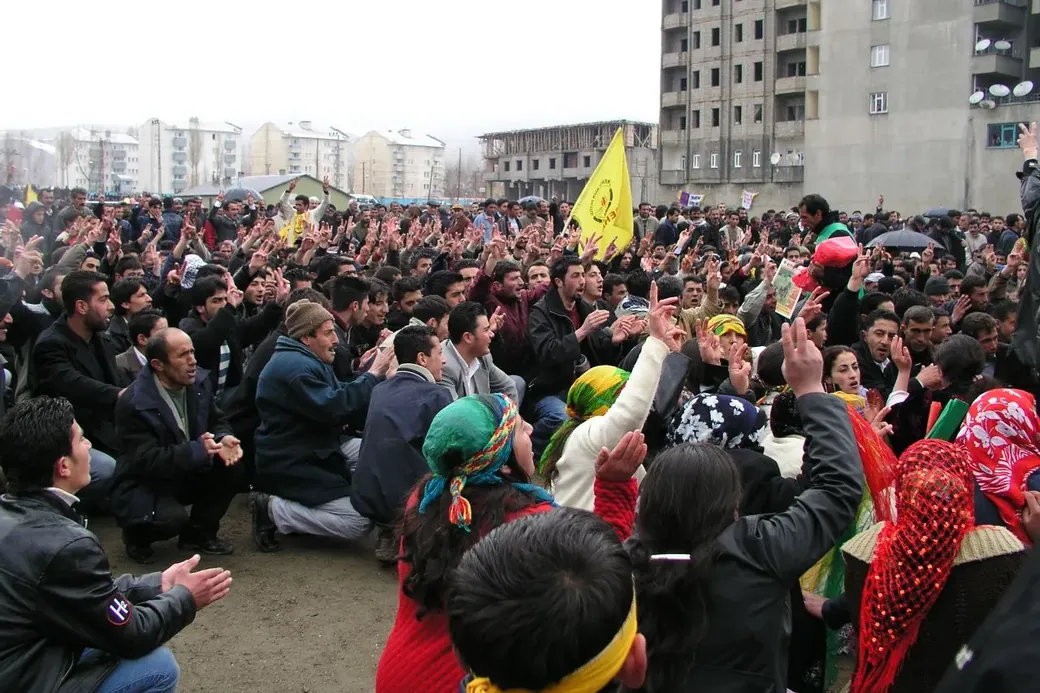 Koerden vieren Newroz, het Koerdische nieuwjaar, in Hakkari, een stad in Turks Koerdistan
