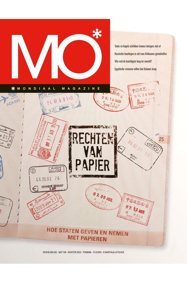 Cover of MO* magazine with passport stamps and the headline "Rechten van Papier" (Paper Rights) in Dutch, winter 2022 issue.