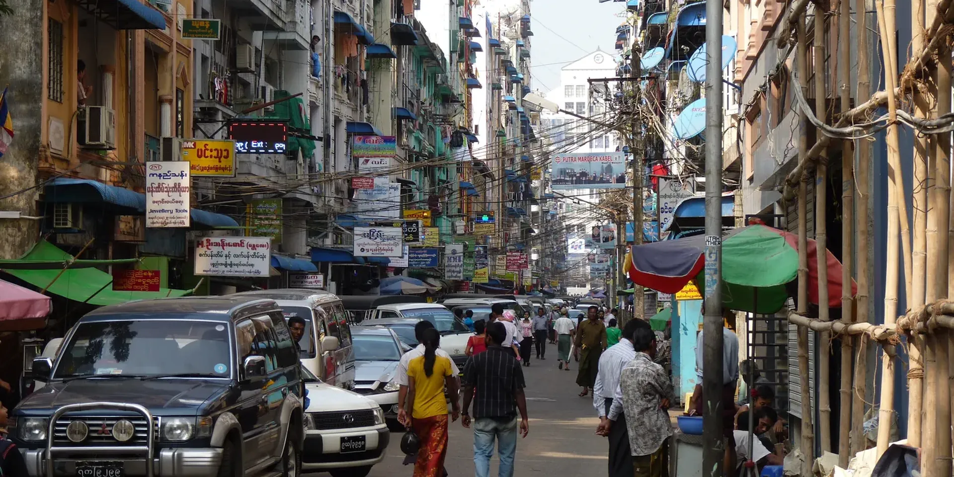 Straateeld in Yangon, de grootste stad van Myanmar